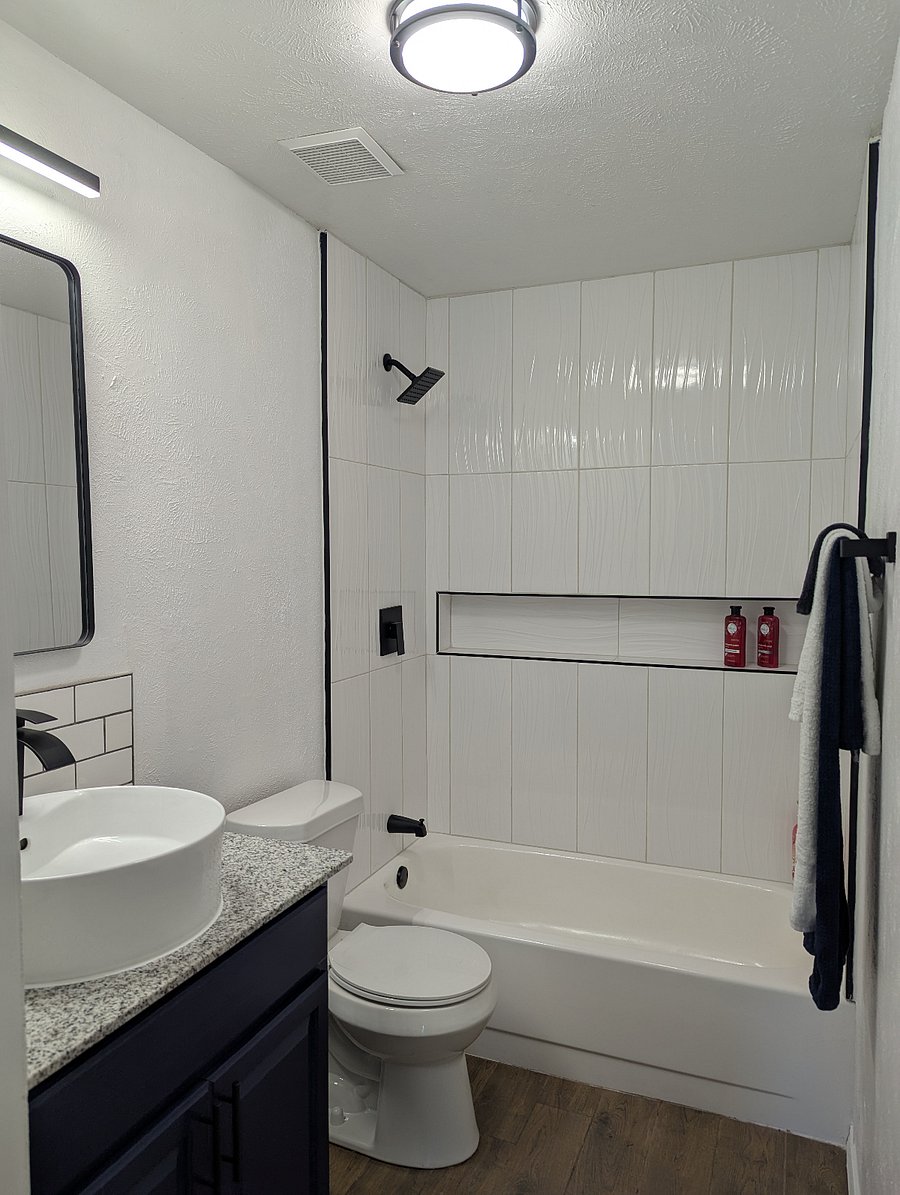 Guest bathroom with a niche