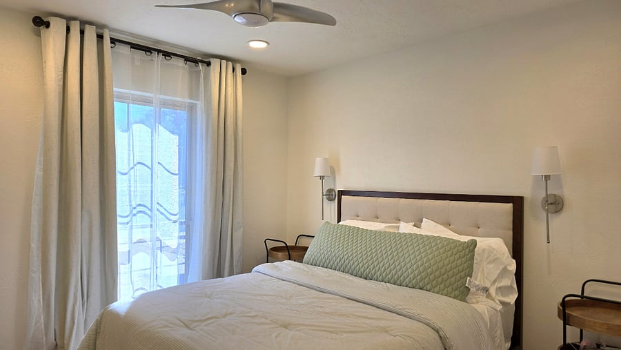 Queen size bed.