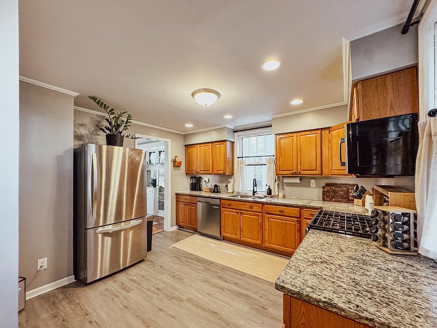 The fully stocked kitchen includes Caraway cookware, Henckels knives, a blender, SMEG toaster, air-pop popcorn maker, pantry basics, and everything needed to prepare everyday meals.
