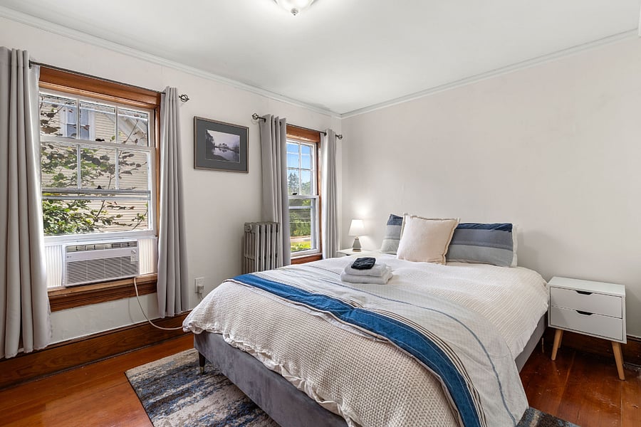 2nd bedroom with Queen bed