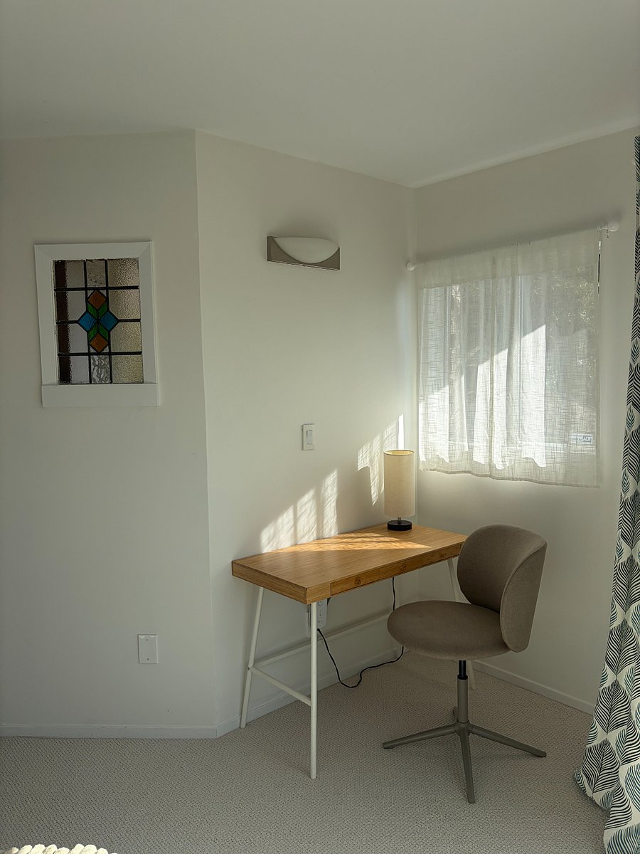 Desk/table area