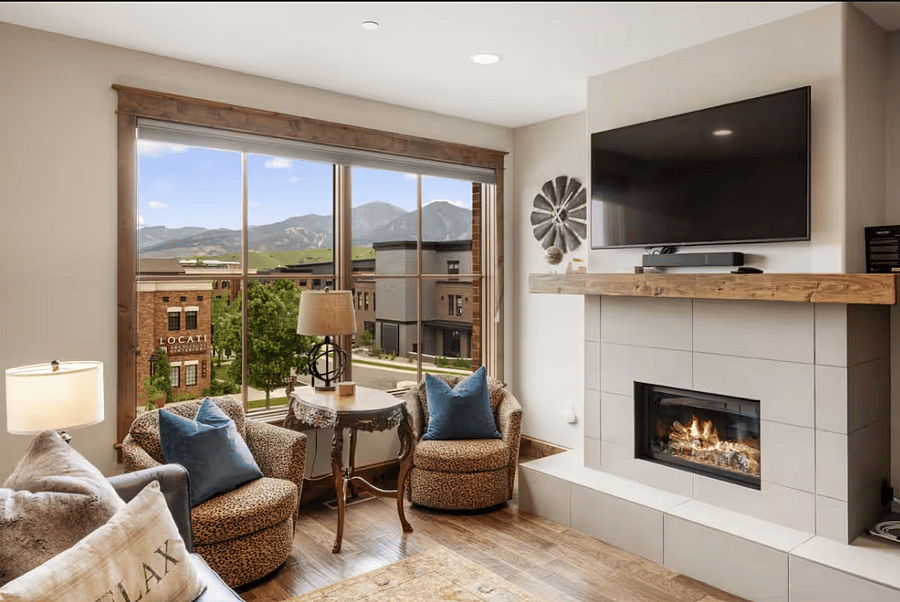 Livingroom with mountain views and cozy fireplace