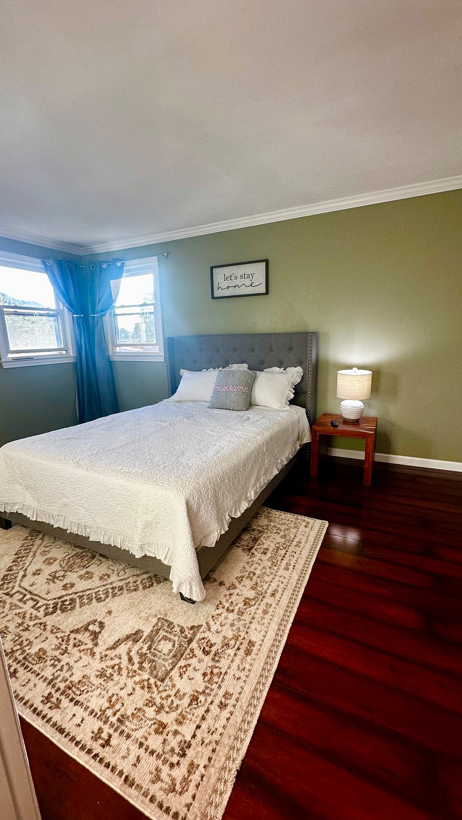 Master bedroom with queen size bed and with smart TV
$1000/month