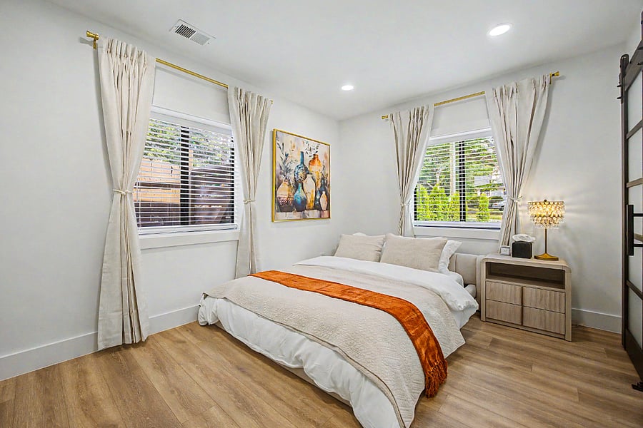 Guest bedroom on main level with it's own bathroom and walk in closet.
