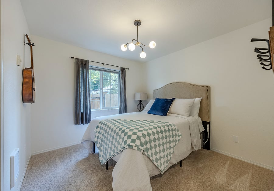 Double/full bed. Quality linens & black out shades. Guitar available for experienced musicians.