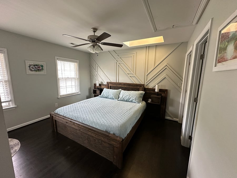 Primary Bedroom - King adjustable Bed
