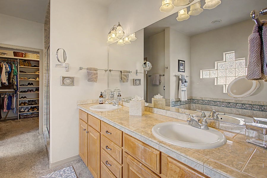 Primary Suite Full Bath w Walk-in Closet