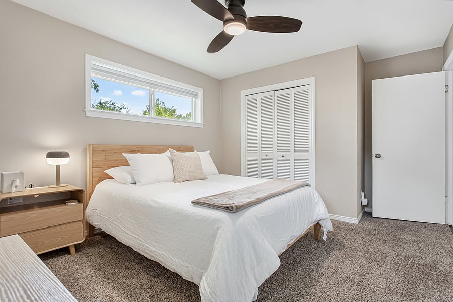 Third bedroom with queen size bed.