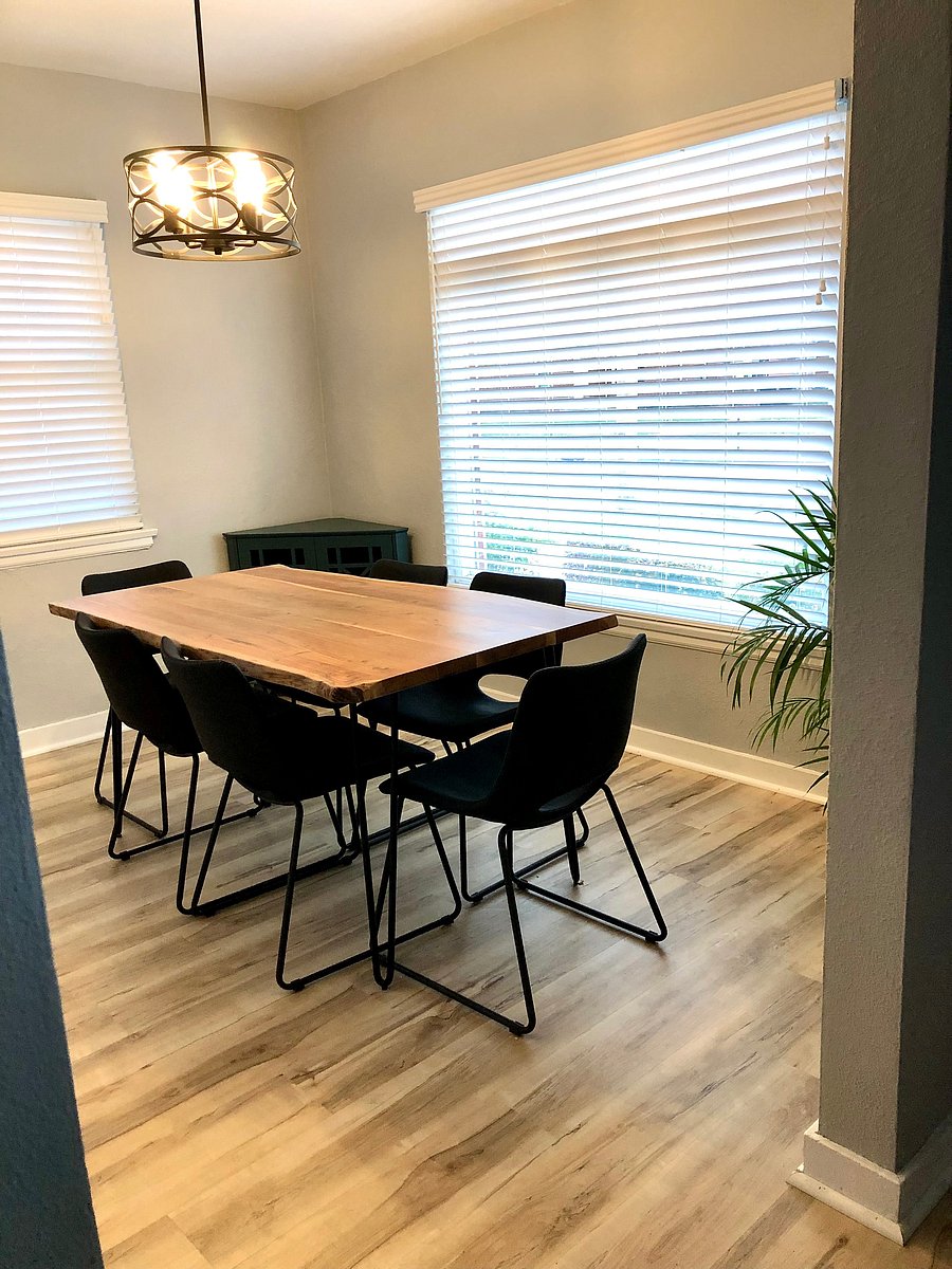 Dining room seats 6.