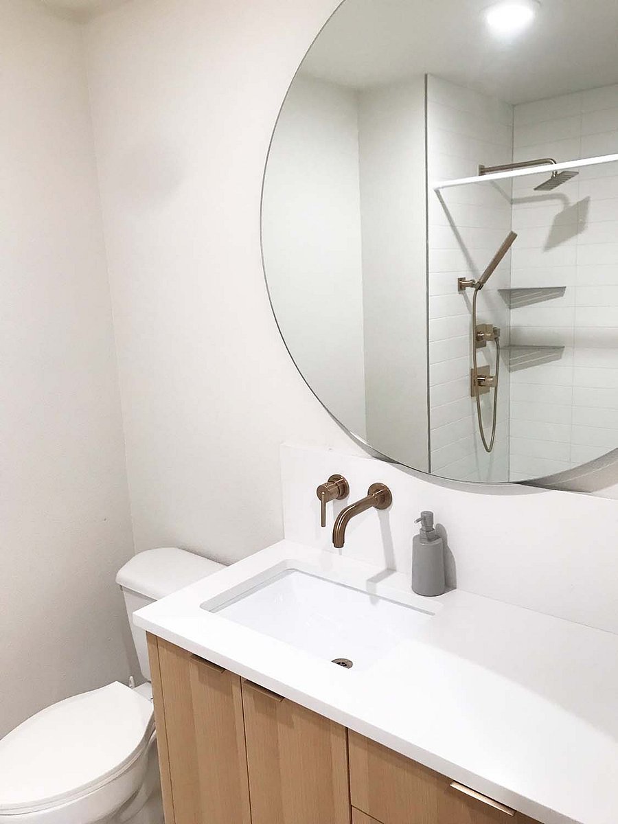 Bathroom 2: located off hallway with tub/shower