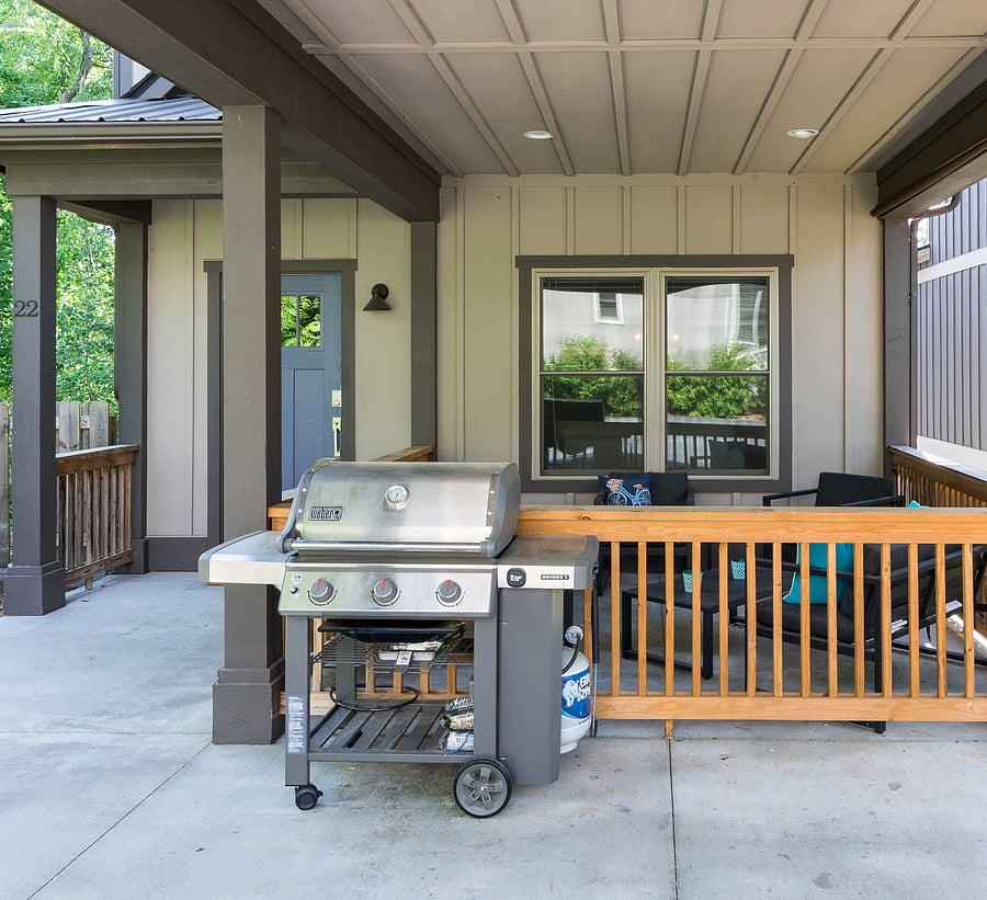 Covered Front Patio/Grill