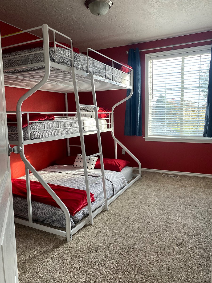 2 full and 1 twin bed.