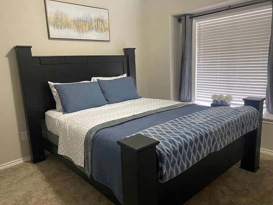 Downstairs bedroom. Queen bed.
