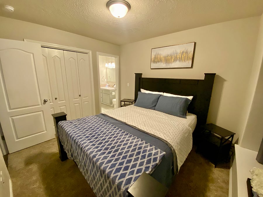 Downstairs bedroom. Queen bed.