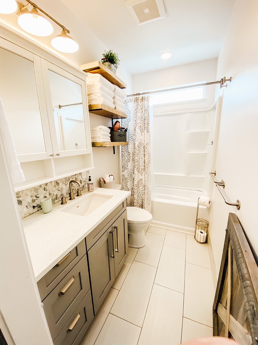 main floor bathroom with tub shower combo