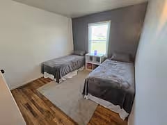 The house has 2 twin beds in the 2nd bedroom, FF doesn't have that as an option