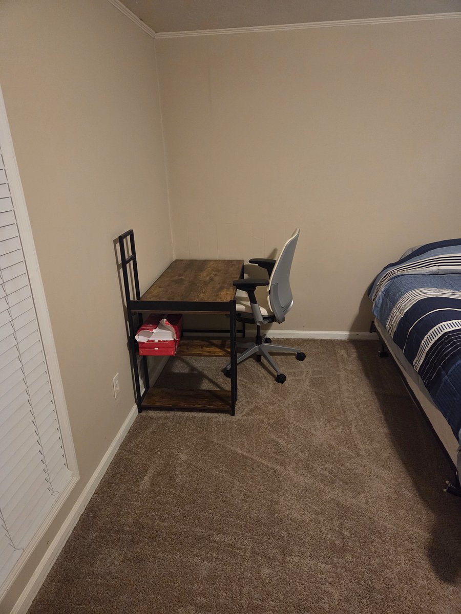 Desk in main bedroom. 