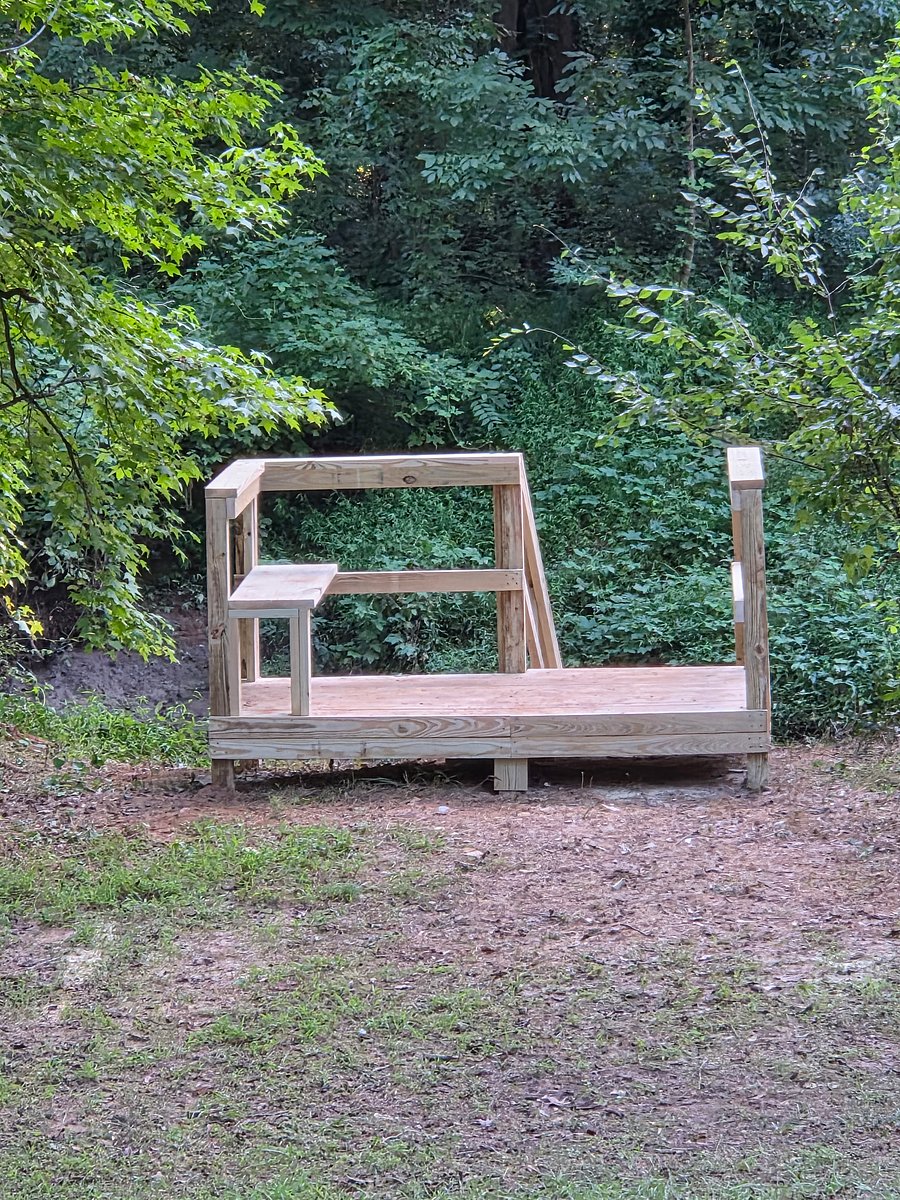 Small deck and bench at the top of the stairs to relax and listen to the sound of the creek. 