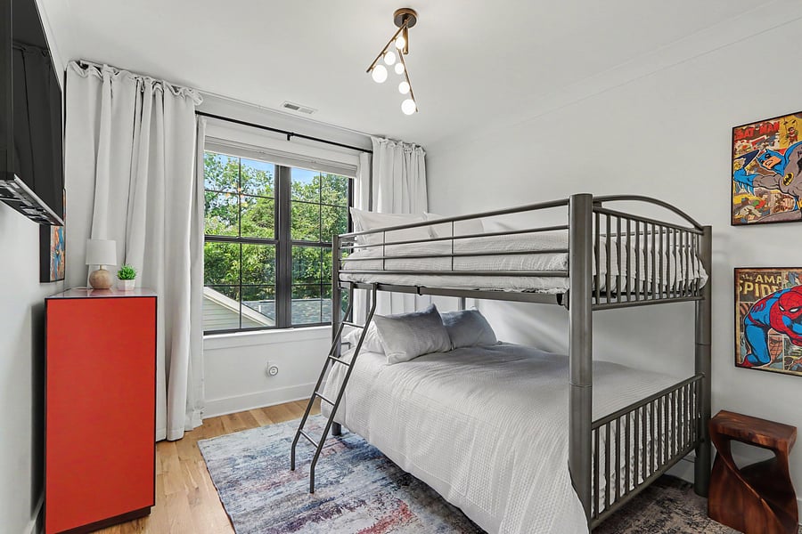Bunk room, Full size