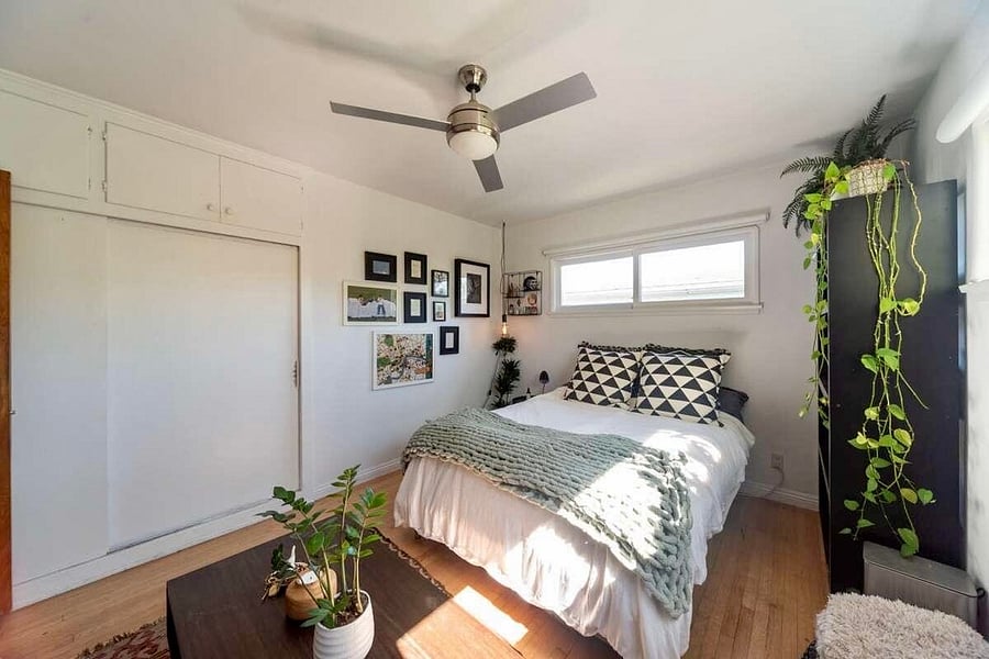 Third bedroom with Queen bed and couch