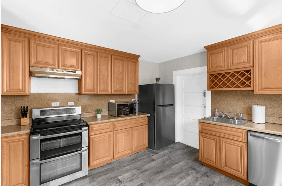 Whether you're cooking for one or a group, the large kitchen provides the space and layout you need to make it easy.