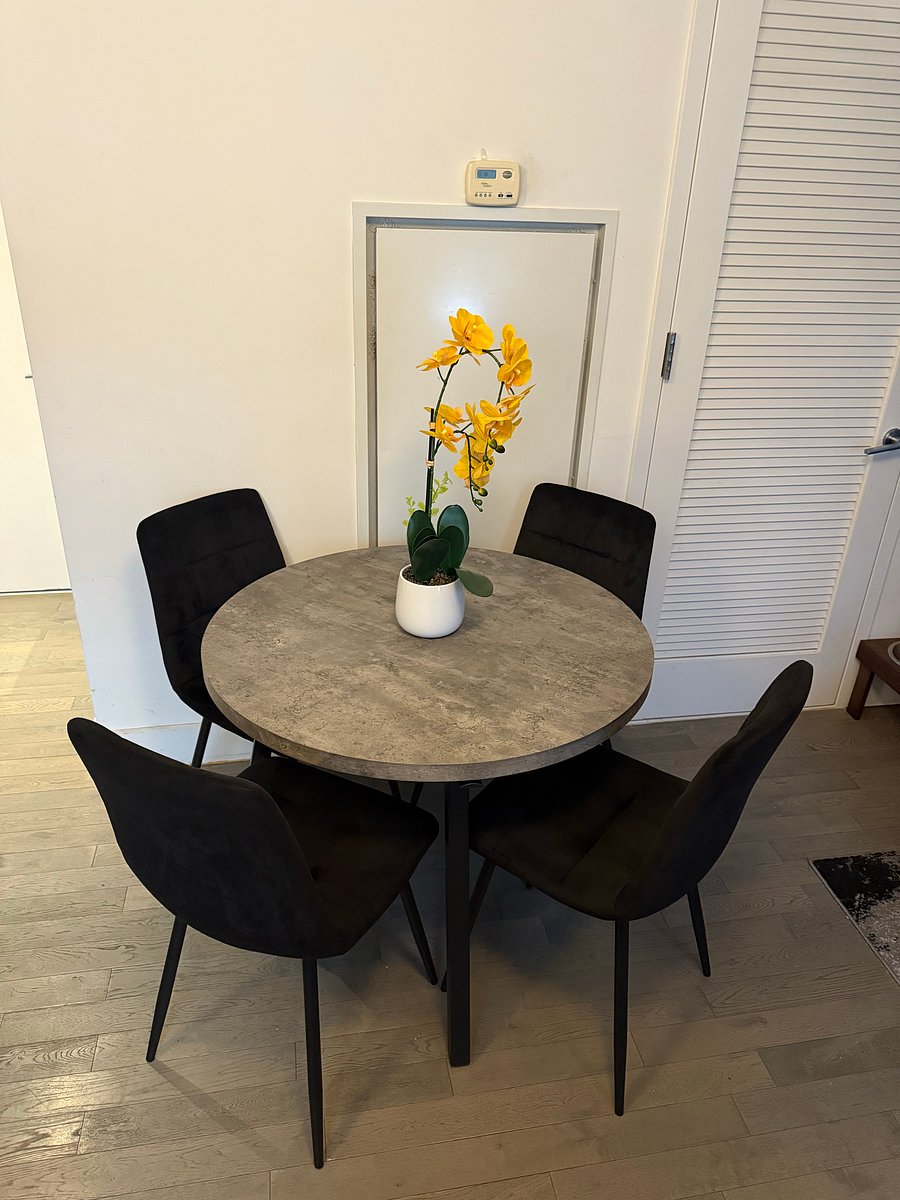 Kitchen Dining Area