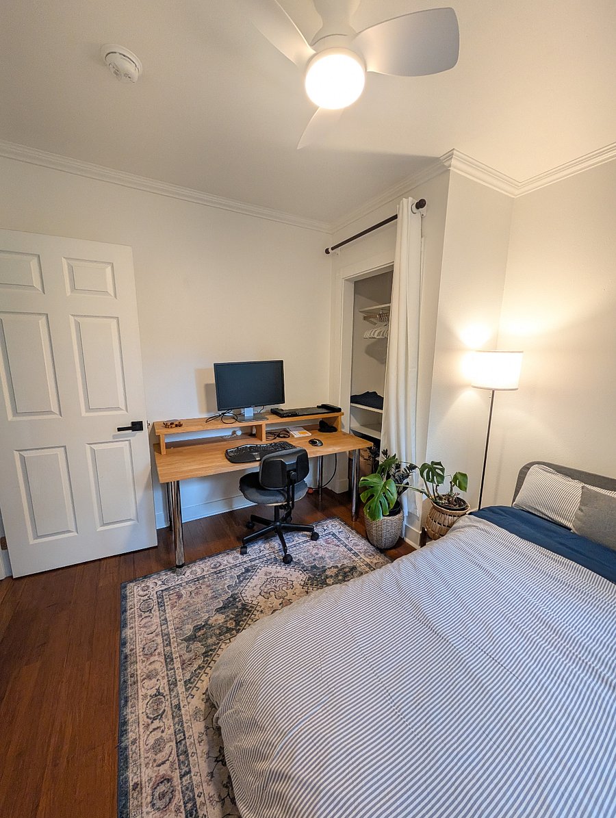 Desk can be adjusted to be standing desk