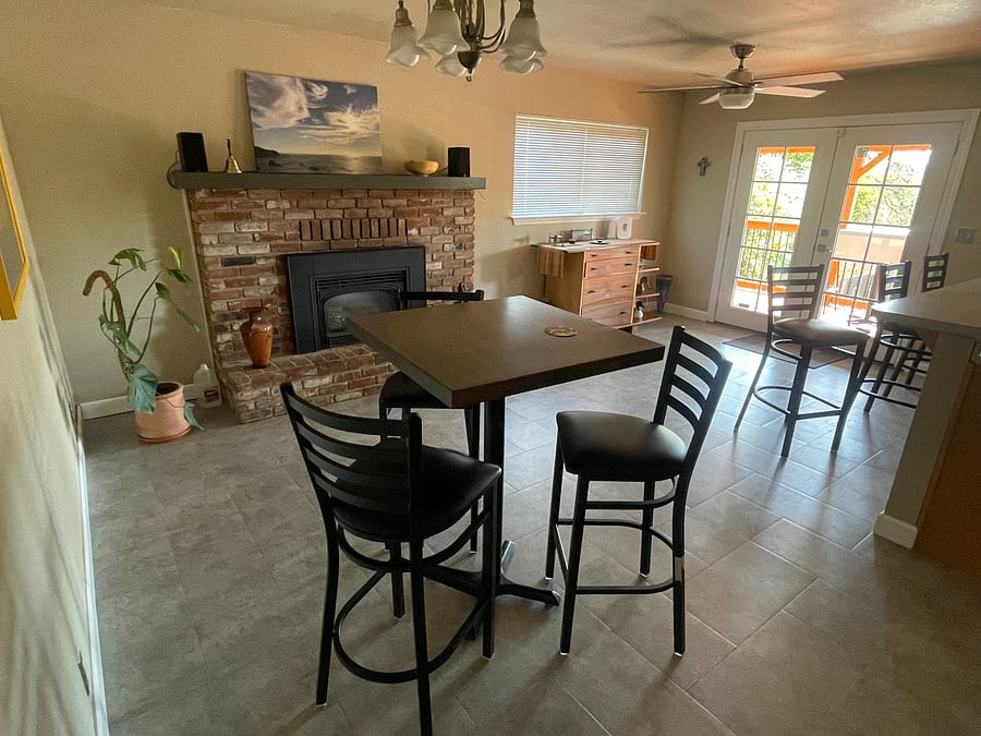 Kitchen/dining
Gas fireplace