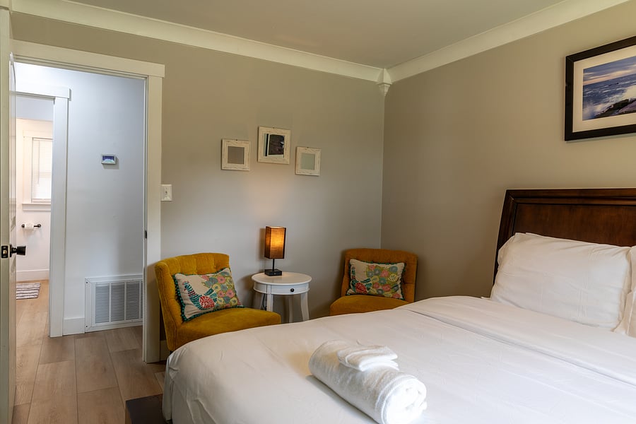 queen bed with sitting