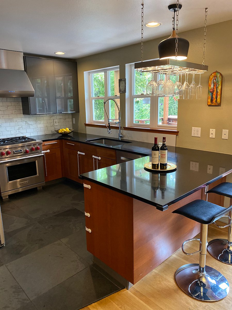 Fully equipped kitchen with wolf oven