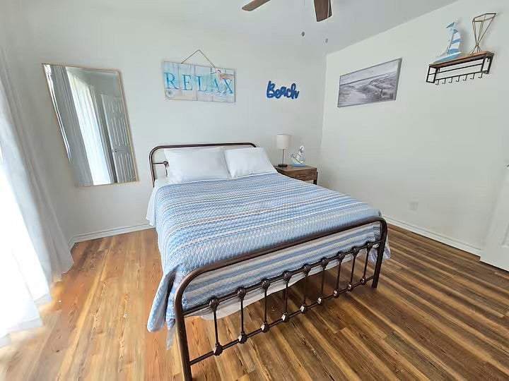 Bedroom (upstairs) with direct access to upper deck.