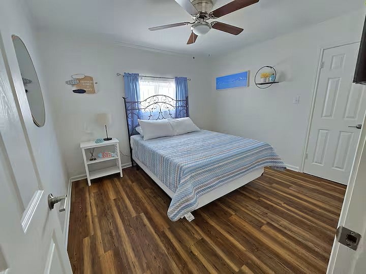 Bedroom (upstairs)