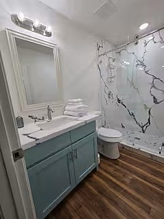 Shared full bathroom (upstairs)