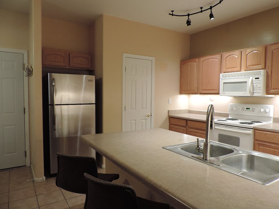 Kitchen and breakfast bar.