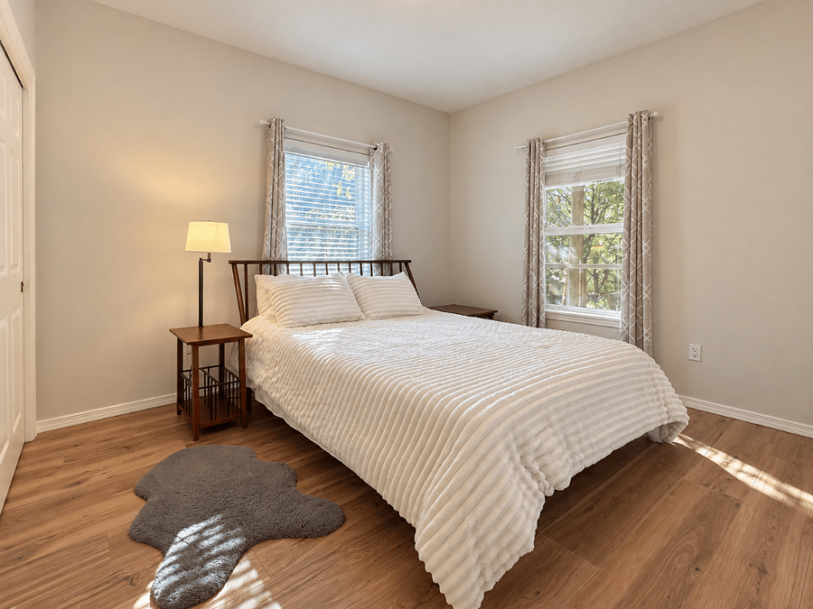 Queen sized bed with spa sheets 
