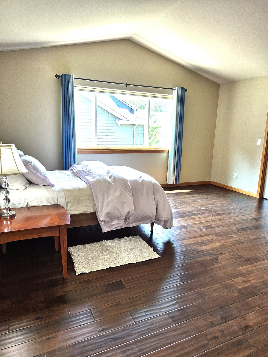 Huge primary bedroom