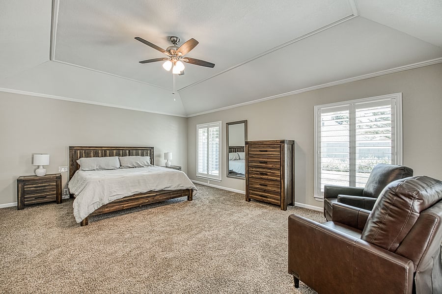 Master bedroom- 1 king bed