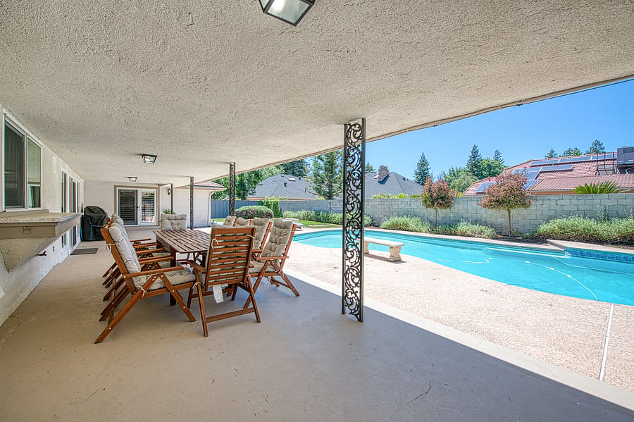 Pool has removable fence that can be put up