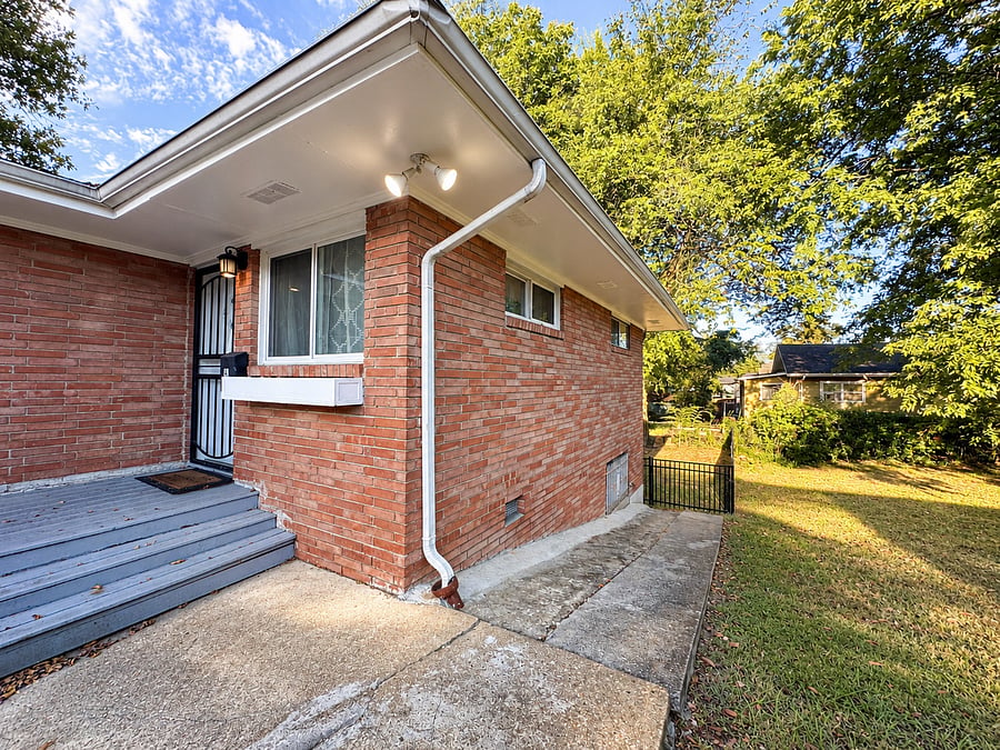 Sidewalk to private fenced backyard; the yard is also accessible via the kitchen back door.