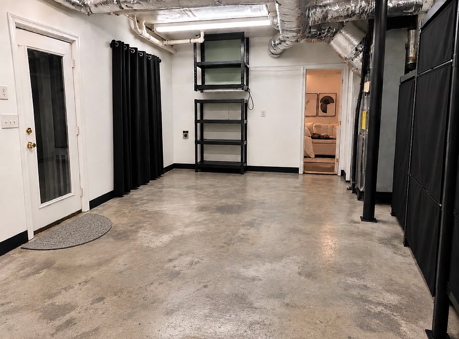 Private garage and entrance to Studio From the garage or outdoors. 3 private entry doors. 