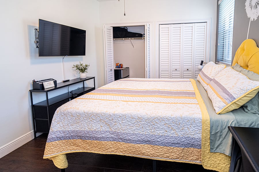 2nd bedroom, queen bed.