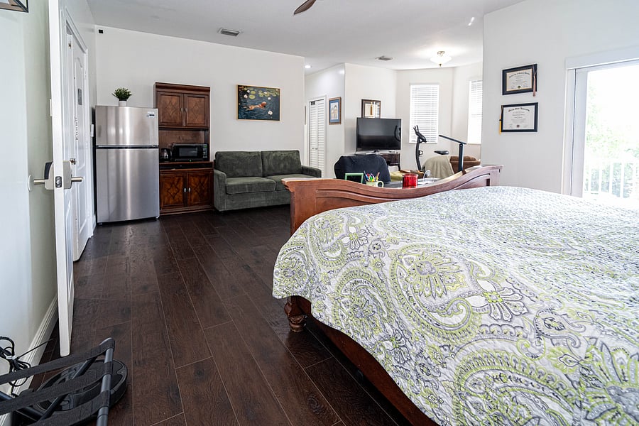 Master room, kichenette.