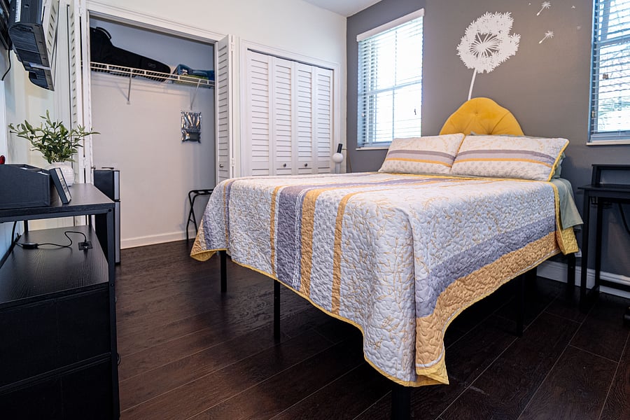 2nd bedroom, queen bed.