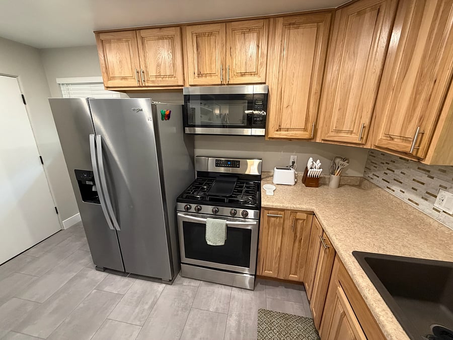 New kitchen flooring, ice maker in the fridge, high quality knife set, anti fatigue mat.