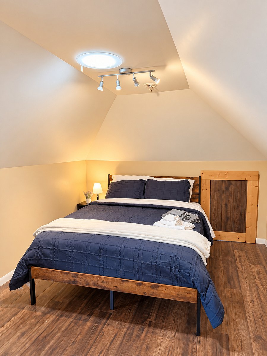 Bedroom 4 / Attic - Tighter Angle