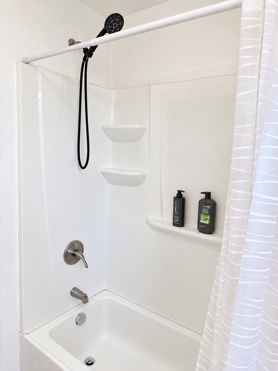 Full Bathroom - Shower & Tub