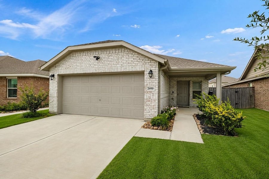 Welcome to 26918 Windward Creek Trail located in the heart of Katy, TX. 