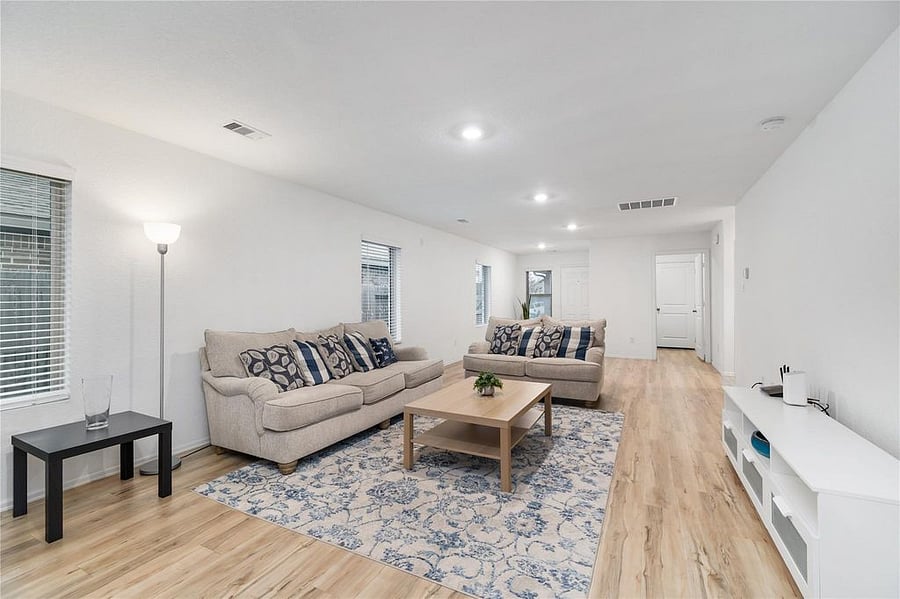 Large family/living room area perfect for gatherings. 