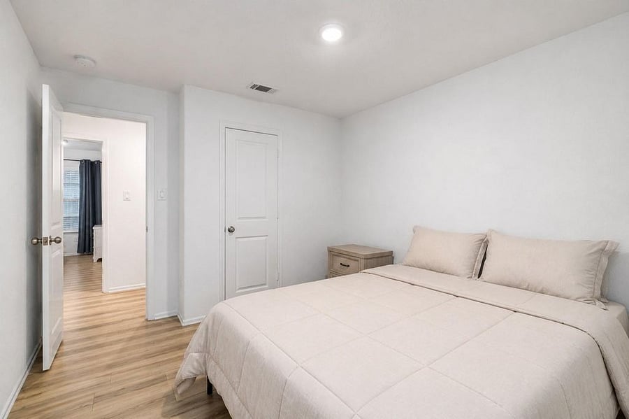 Secondary bedroom, fully furnished and private closet. (sheets & covers may vary)