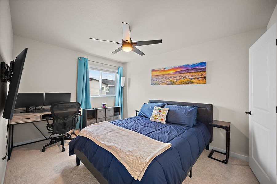 Rest or work from home: a queen bed and dedicated workspace.